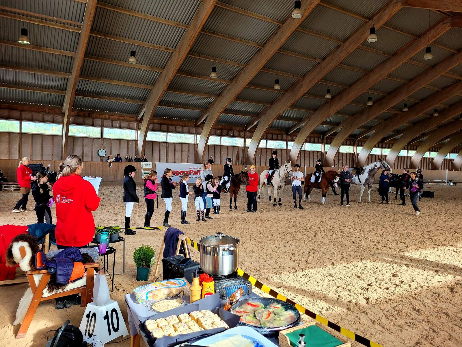 Arrangement i ridehallen med elever og foreldre