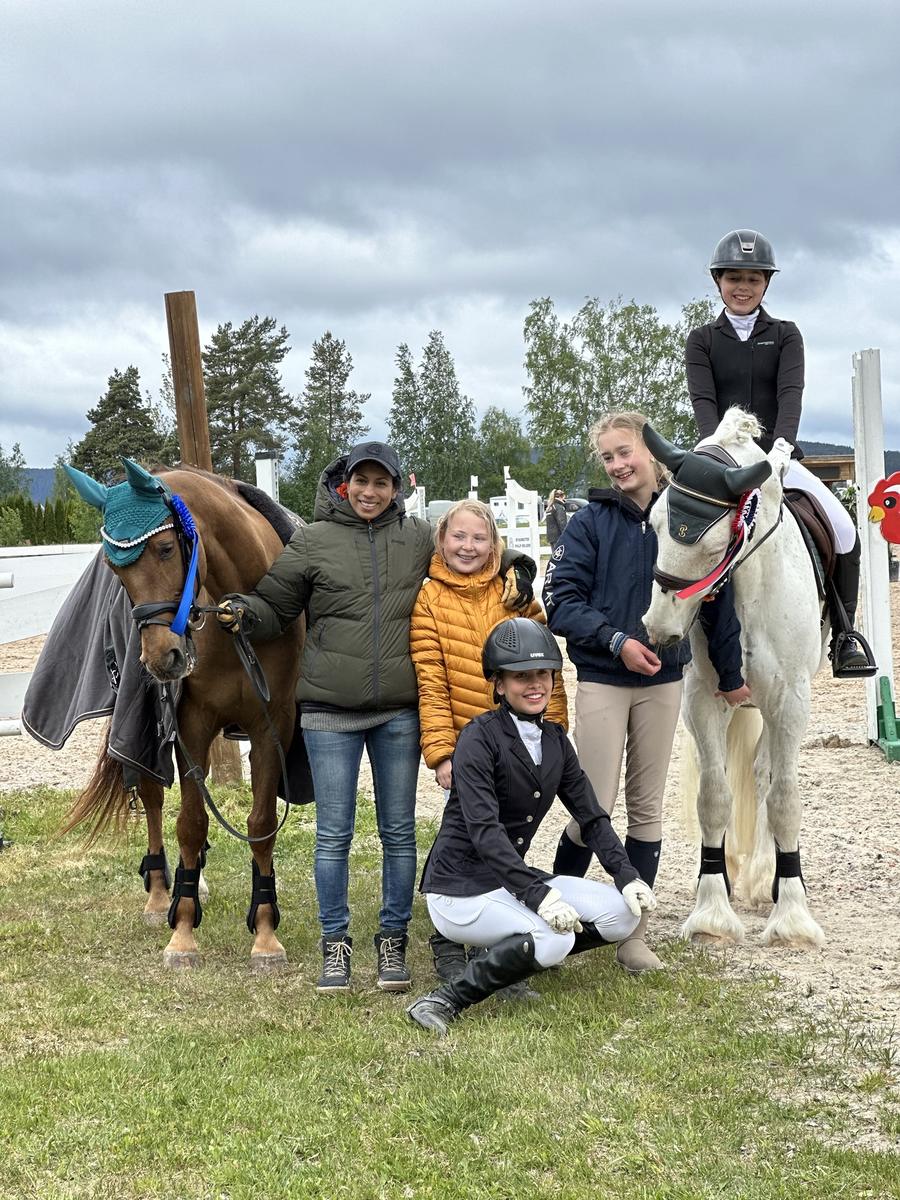 Elever og hester samlet på stevnedag